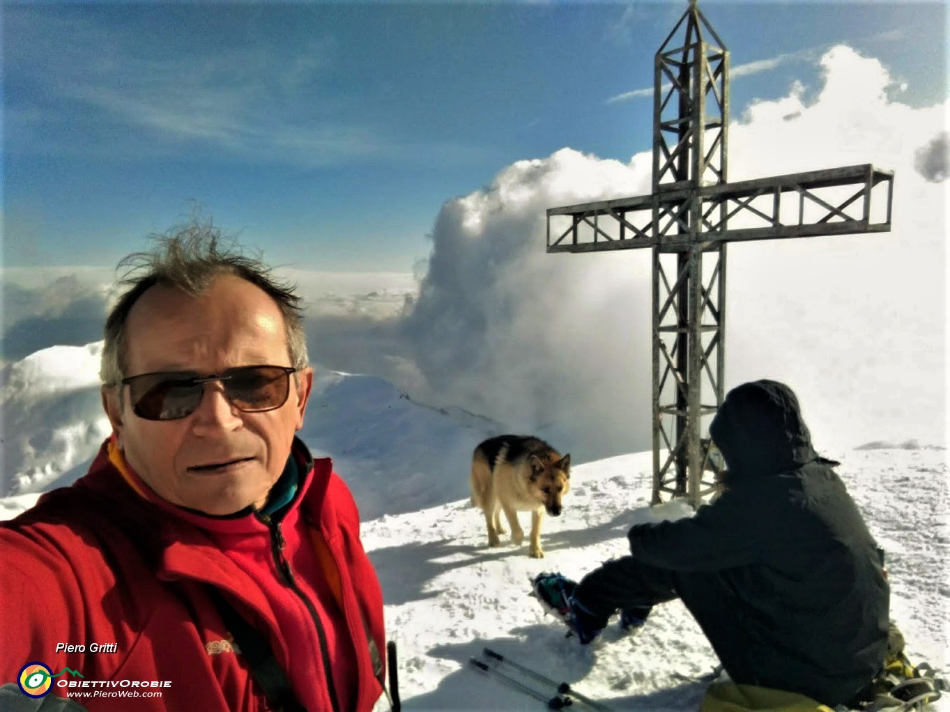 50 Selfie al sole con vento alla croce di vetta del Grem (2049 m).jpg